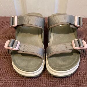 LN Merrell sandals